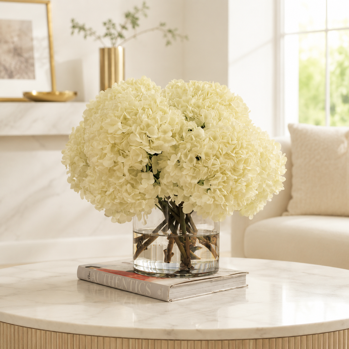 Composición de Hortensias Blancas en Cilindro de Vidrio Transparente para decoración de interiores | Vareluma