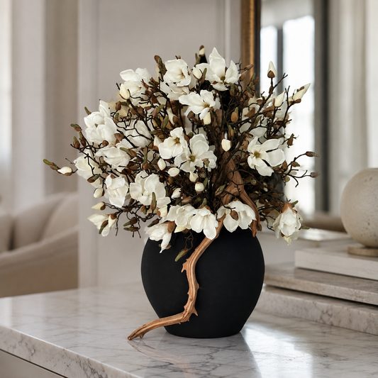 Magnolias Blancas en Jarrón Konos Negro Mate para decoración de interiores | Vareluma
