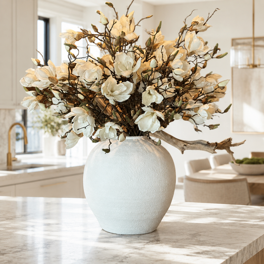 Magnolias Blancas en Jarrón Konos Blanco Mate para decoración de interiores | Vareluma