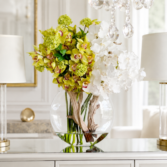Orquídeas Vanda Blancas y Cymbidiums Verdes en Jarrón Luna para decoración de interiores | Vareluma