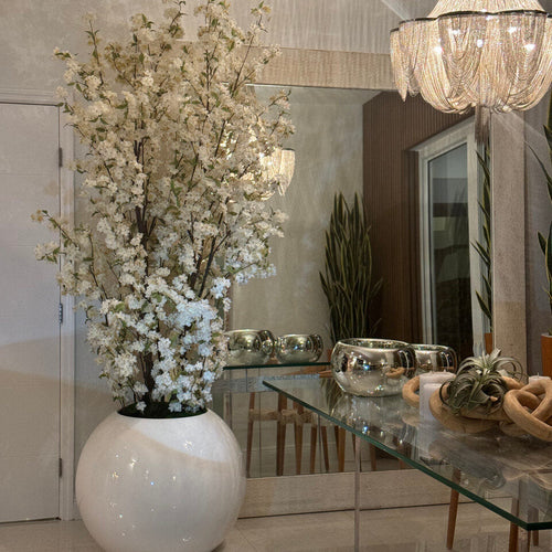 Ramas de Cerezo Blanco en Jarrón Globo Blanco Lacado para decoración de interiores | Vareluma