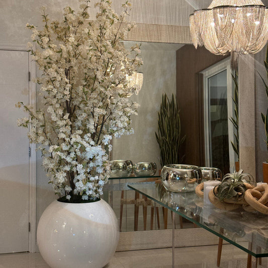 Ramas de Cerezo Blanco en Jarrón Globo Blanco Lacado para decoración de interiores | Vareluma